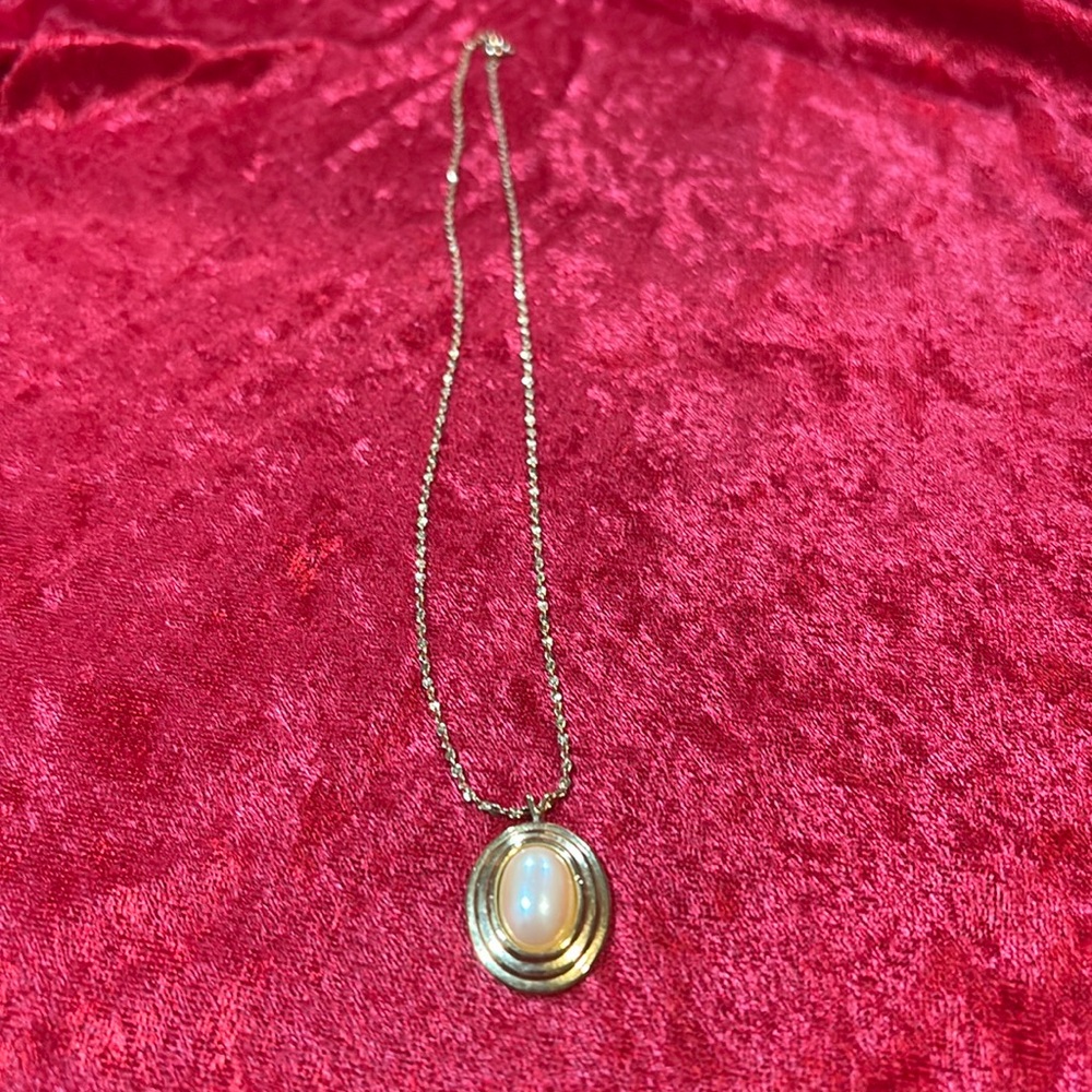 Vintage gold town faux pearl pendant necklace with 17 inch chain